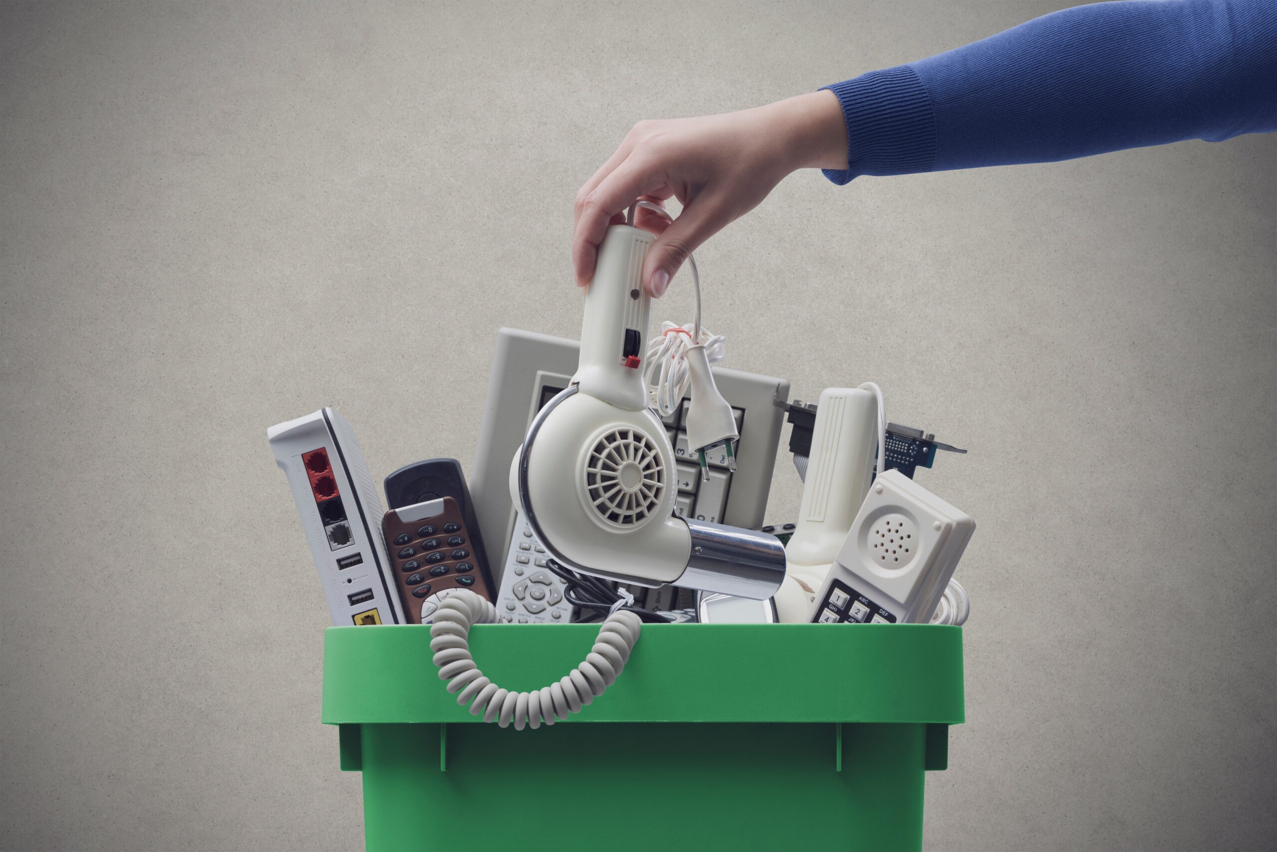 Woman,Putting,An,Old,Broken,Appliance,In,The,Trash,Bin,