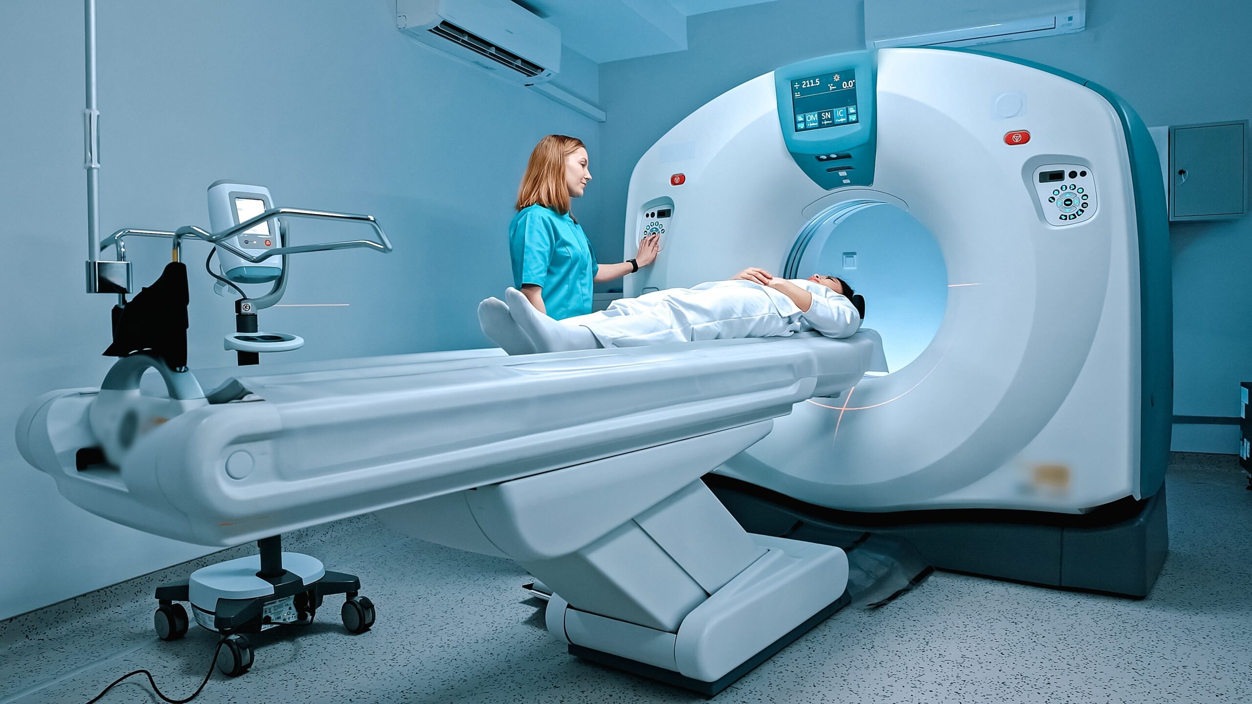 Radiologist,Consults,Patient,Before,Undergoing,Diagnostics,Using,Magnetic,Resonance,Imaging